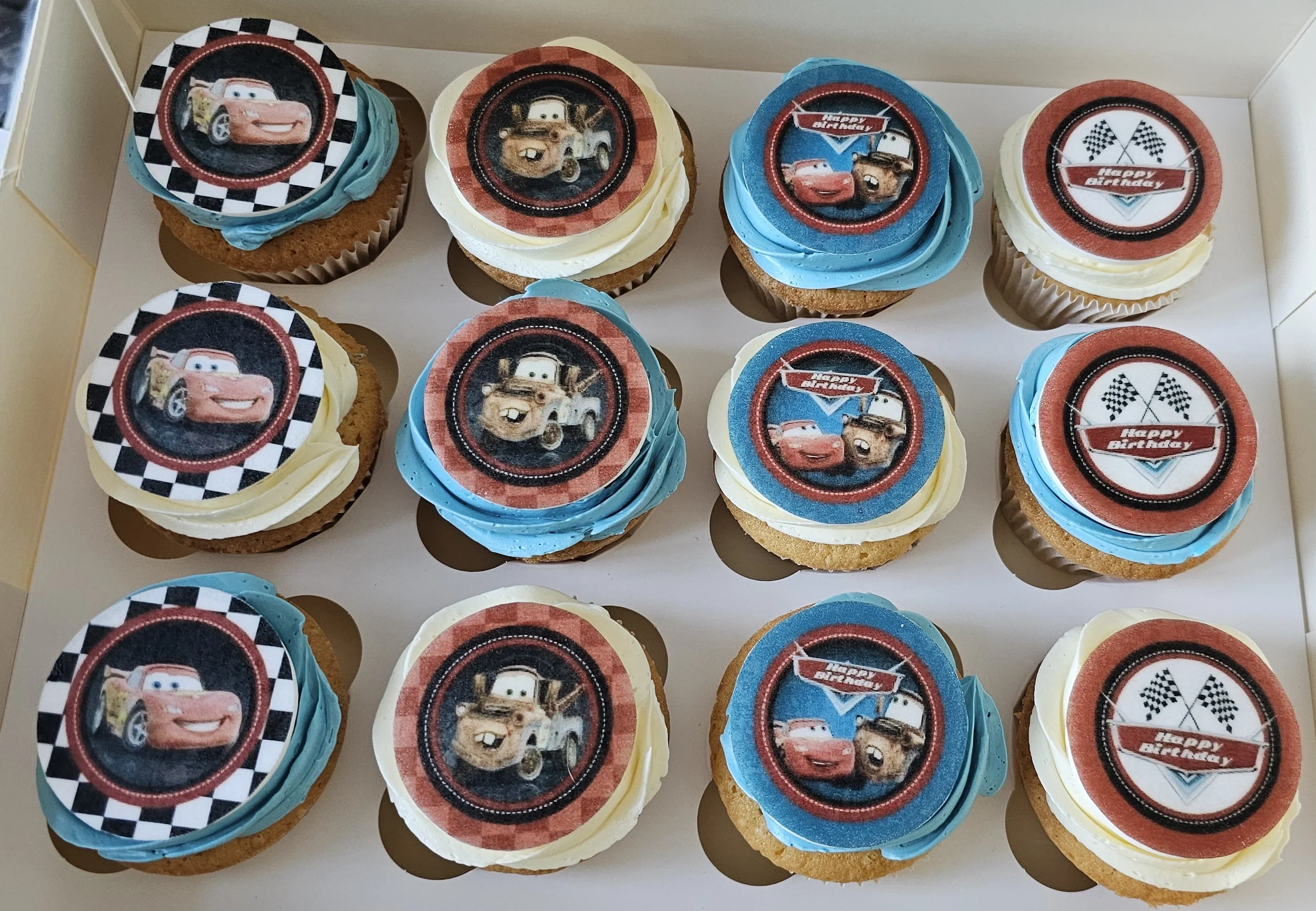 Hazelbakt Cars thema cupcakes met botercreme